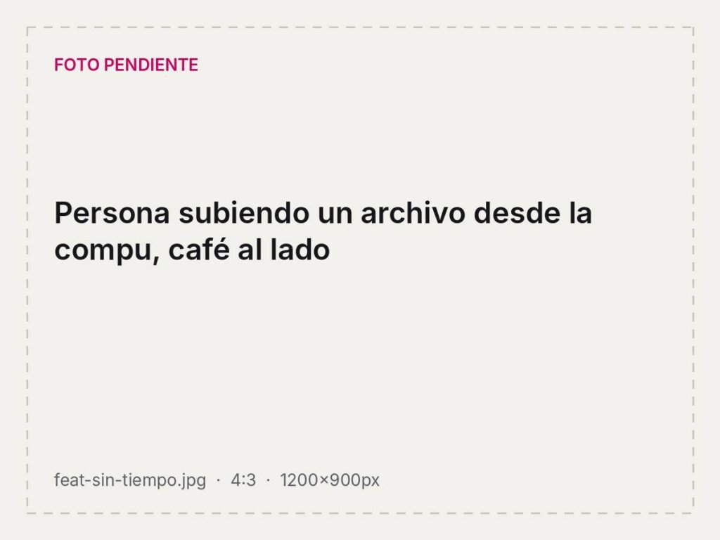 Persona subiendo un archivo desde la compu, café al lado
