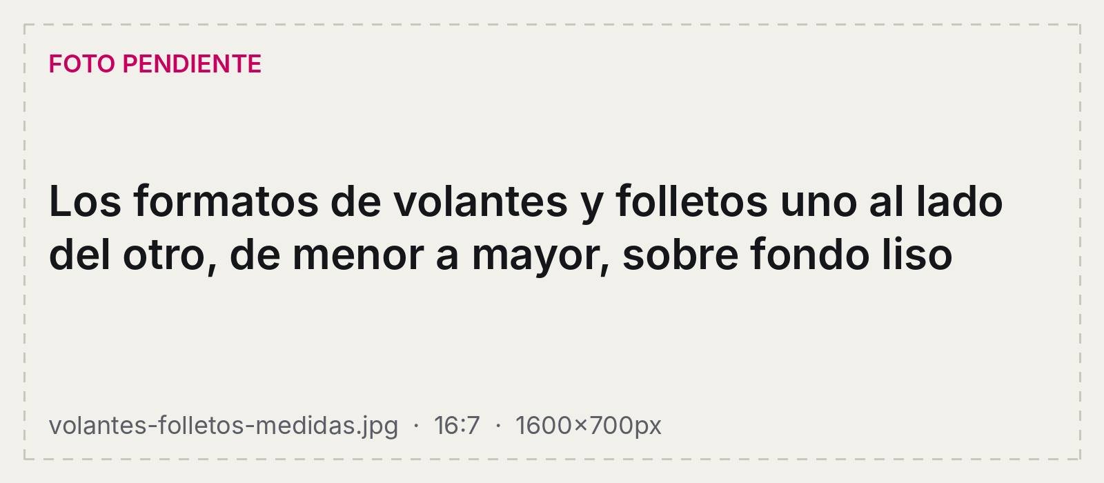 Los formatos de volantes y folletos uno al lado del otro, de menor a mayor, sobre fondo liso